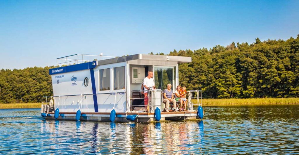 Eine Familie auf der Terrasse eines Febomobils