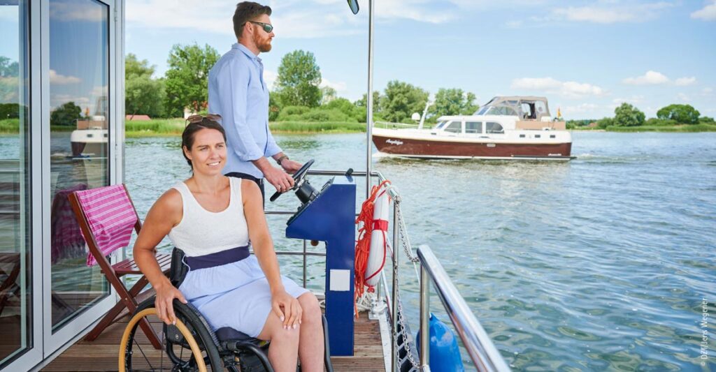 Eine Rollstuhlfahrerin auf der Terrasse eines Febomobils