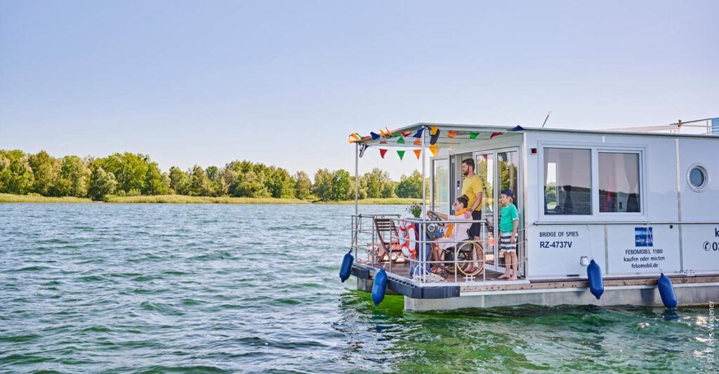 Eine Rollstuhlfahrerin am Steuer eines Febomobils