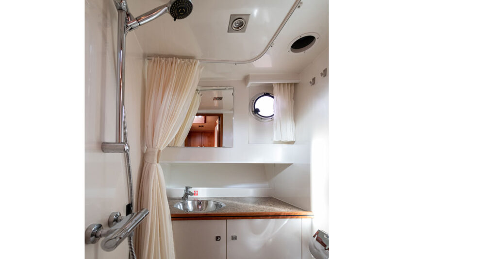 Badezimmer der Aquanaut Vintage mit Edelstahlwaschbecken und Dusche.