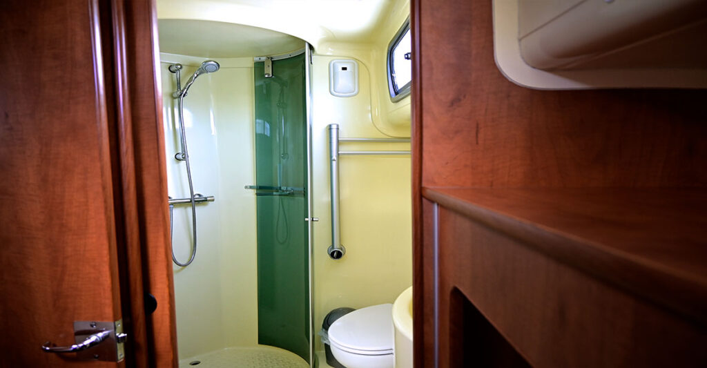 Blick in die Nasszelle mit Dusche und WC