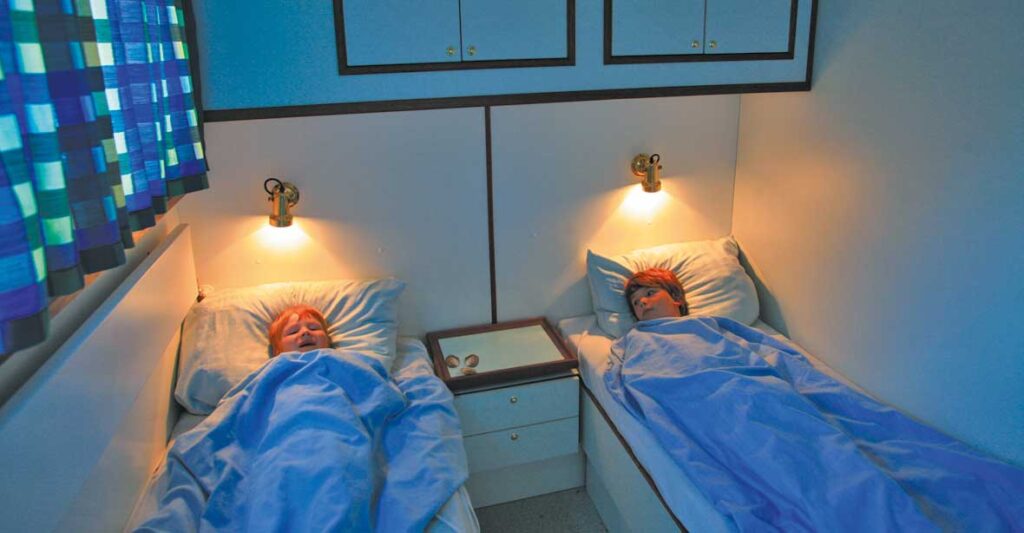 Zwei Kinder in einer Kabine einer Kormoran.