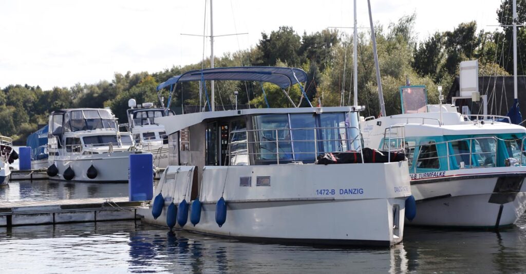 Bugansicht der Aquino 1190, ein weißes Boot mit schwarzen Akzenten.