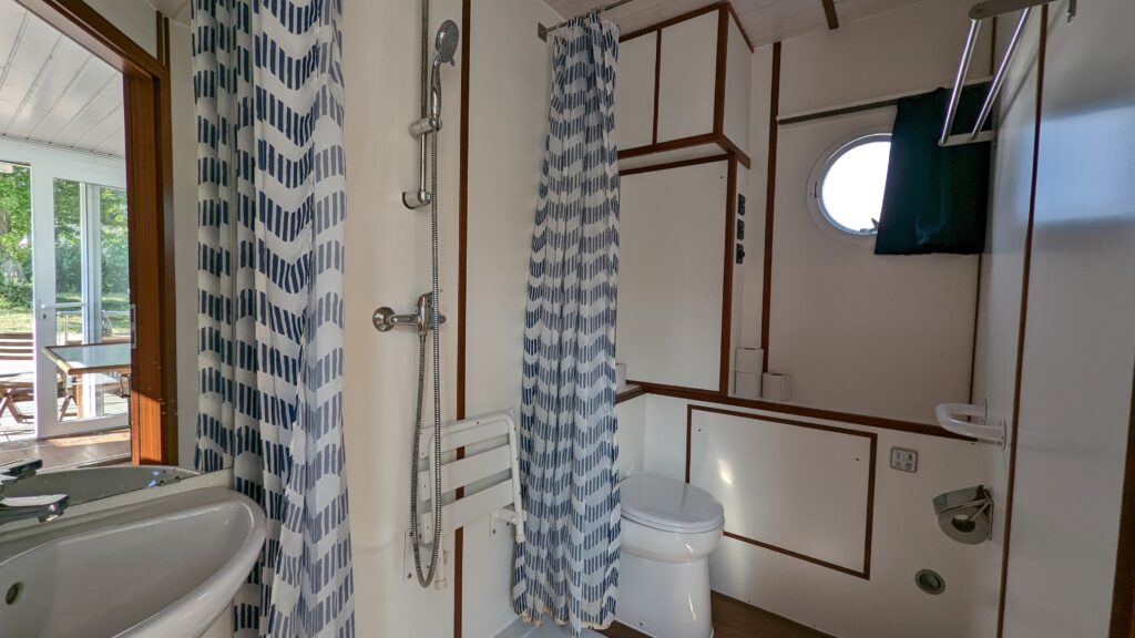 Großes Bad mit Behinderten gerechter Dusche