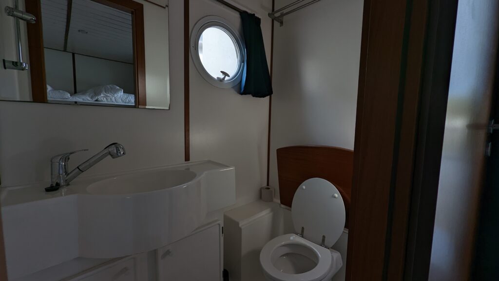 Großes Bad mit Klo, Waschbecken und Dusche