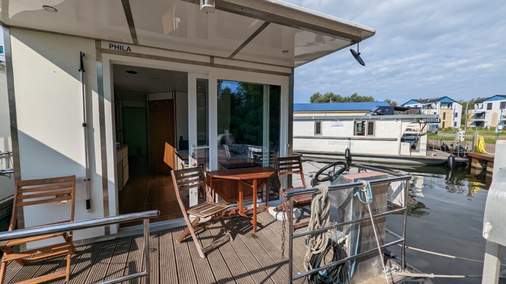 Außen Deck mit Tisch, Sitzmöglichkeiten und Steuerruder