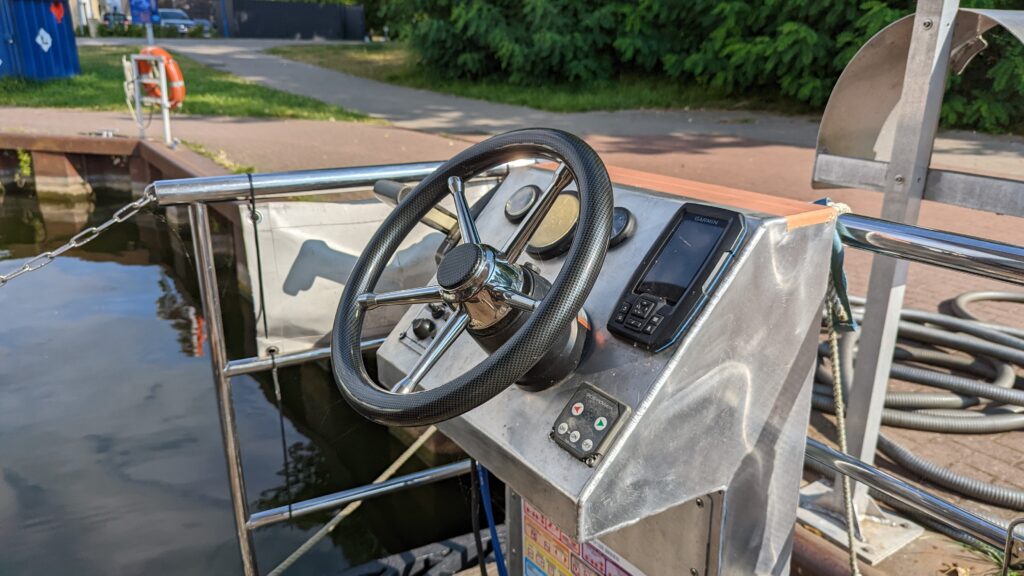 Steuerlenkrad eines Hausbootes Febo1180