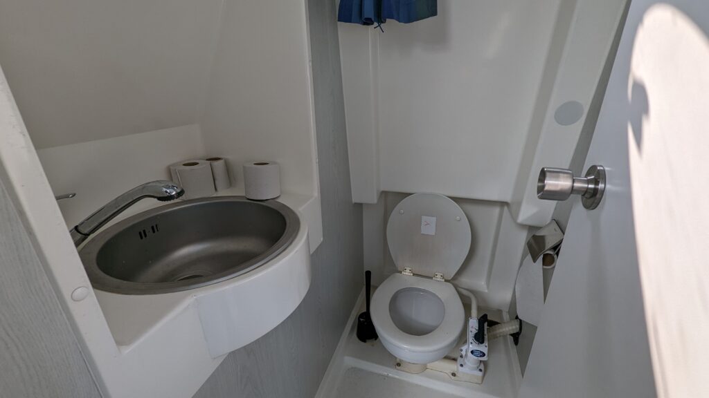 Bad mit Klo, Waschbecken und Duschfunktion