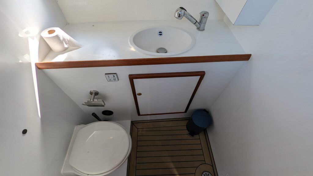 Bad mit Klo, Waschbecken und Duschfunktion