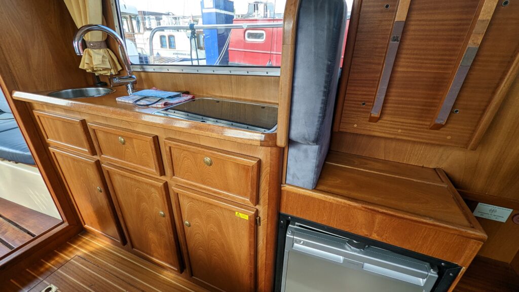 Küchenzeile mit Gasherd, Waschbecken und Kühlschrank