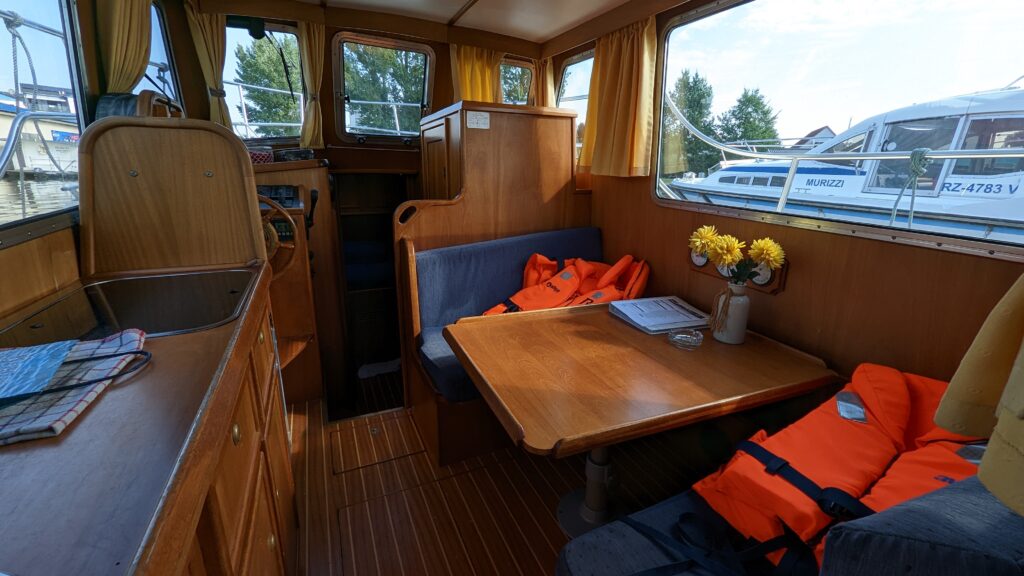Salon mit Sitzecke und Kochzeile in der Motoryacht Grommer 800