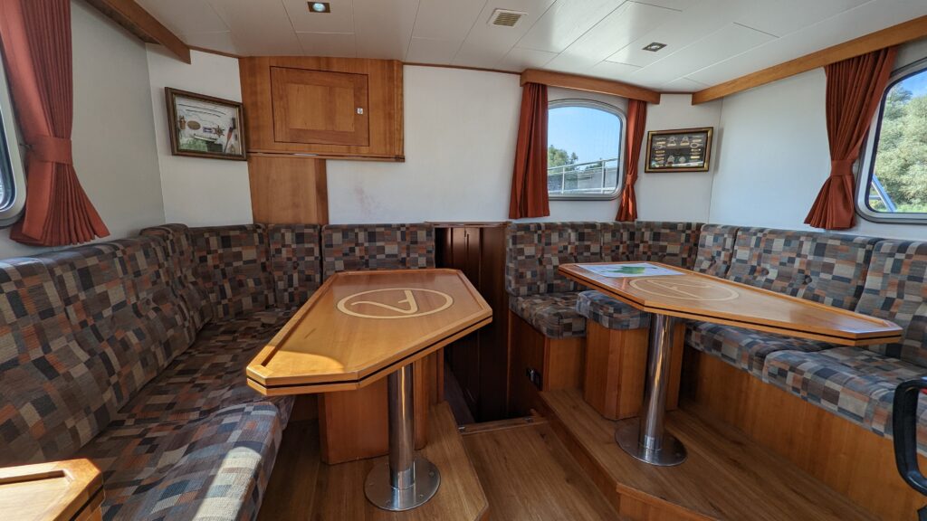 Große Sitzecke mit Schlaffunktion für 2 erwachsene