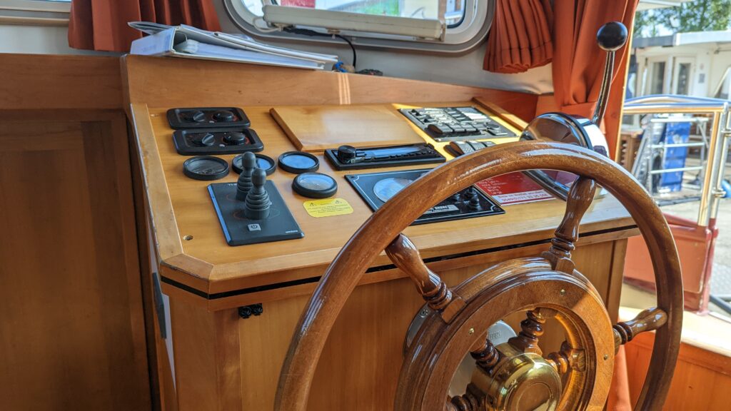 Steuerlenkrad einer Motoryacht Aquanaut Vinatage