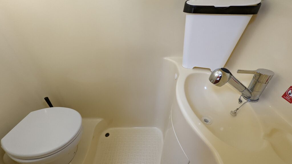 Bad mit Klo, Waschbecken und Dusche