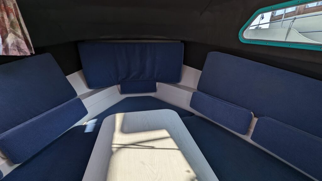 Sitzecke die man umklappen kann zu einem Bett