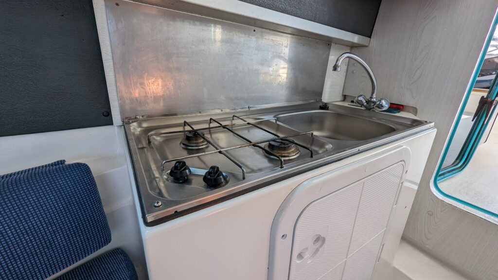 Kochzeile mit Spülbecken und Gasherd