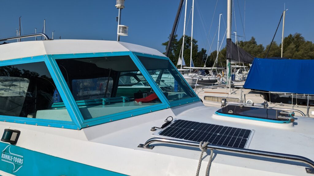 Deck mit Solarpanel von dem Boot bellus 750