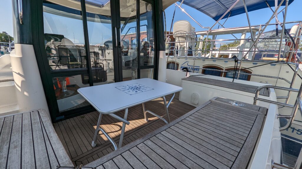 Heck mit Sitzbank und Tisch auf dem Boot Delphia 1080