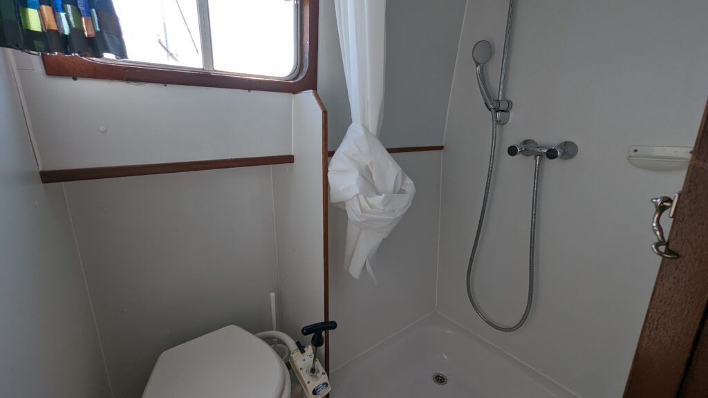 Bad mit Dusche und Klo