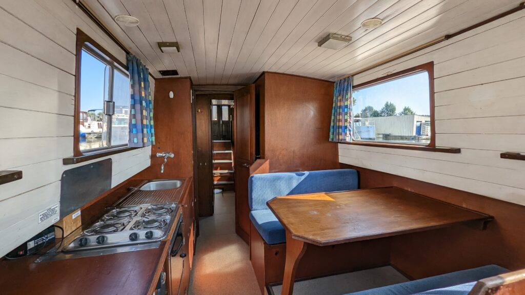 Küche mit Sitzecke und Tisch in einem Hausboot Galle.